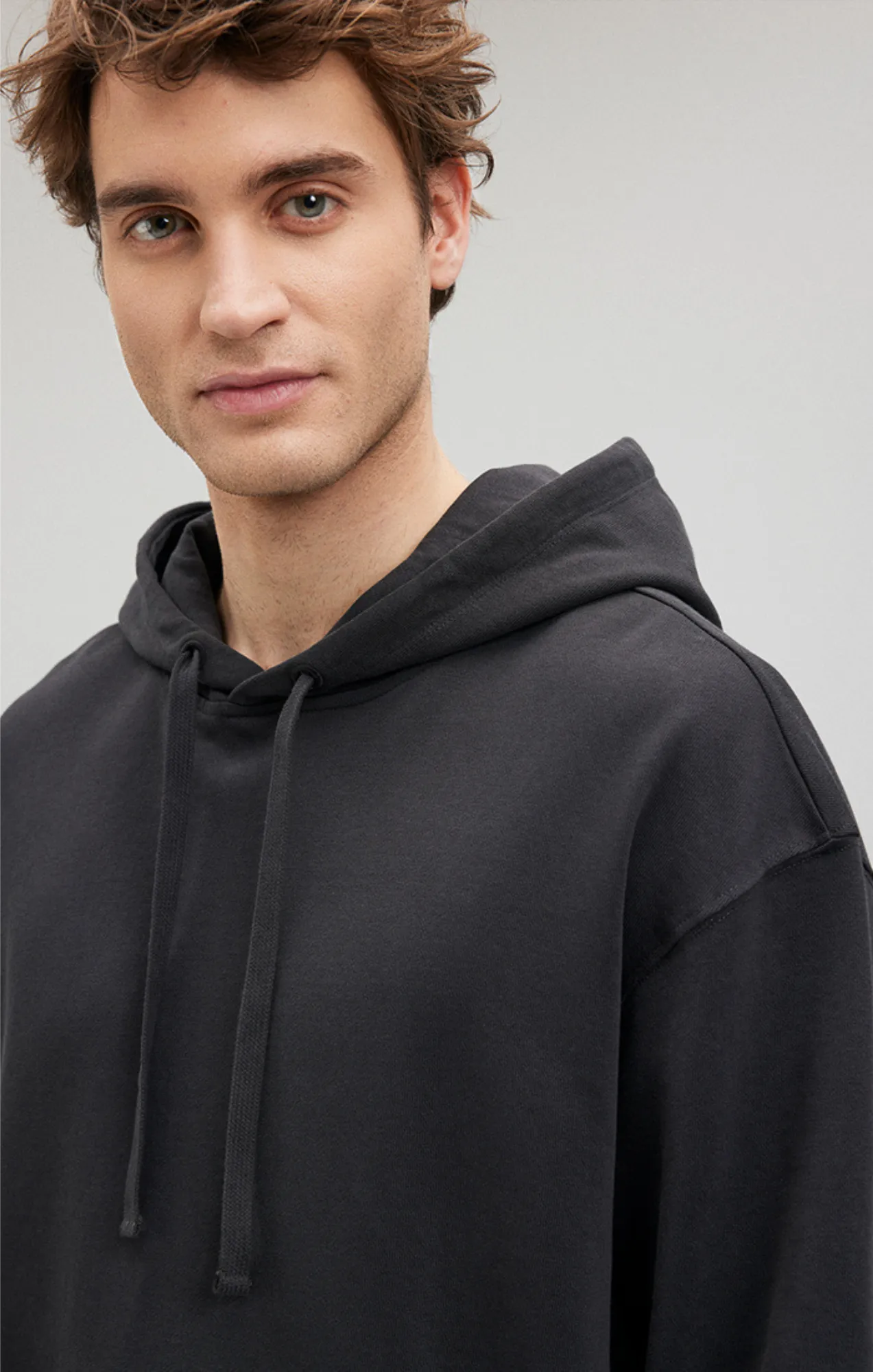 HOODIE IN PIRATE BLACK