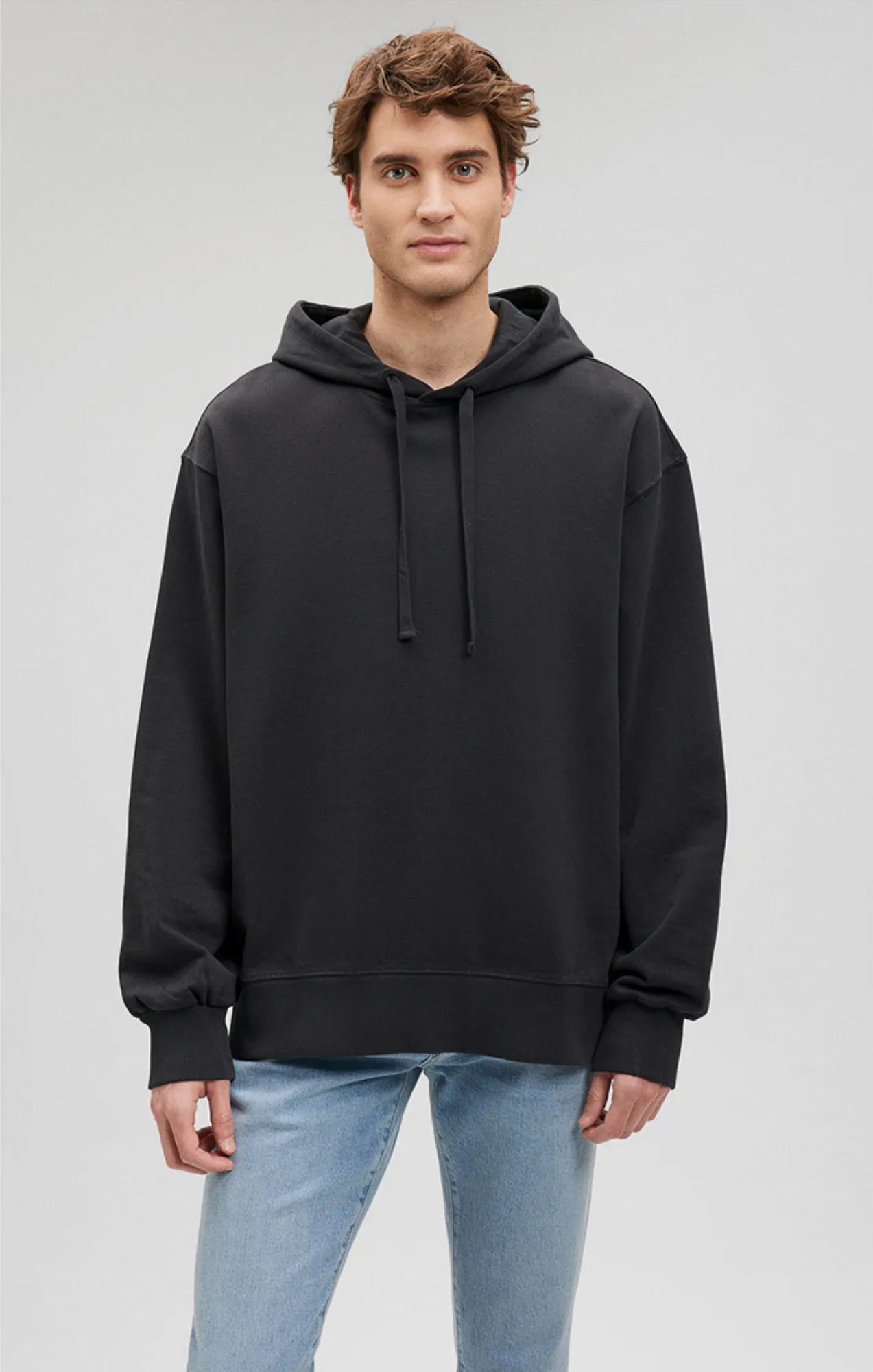 HOODIE IN PIRATE BLACK