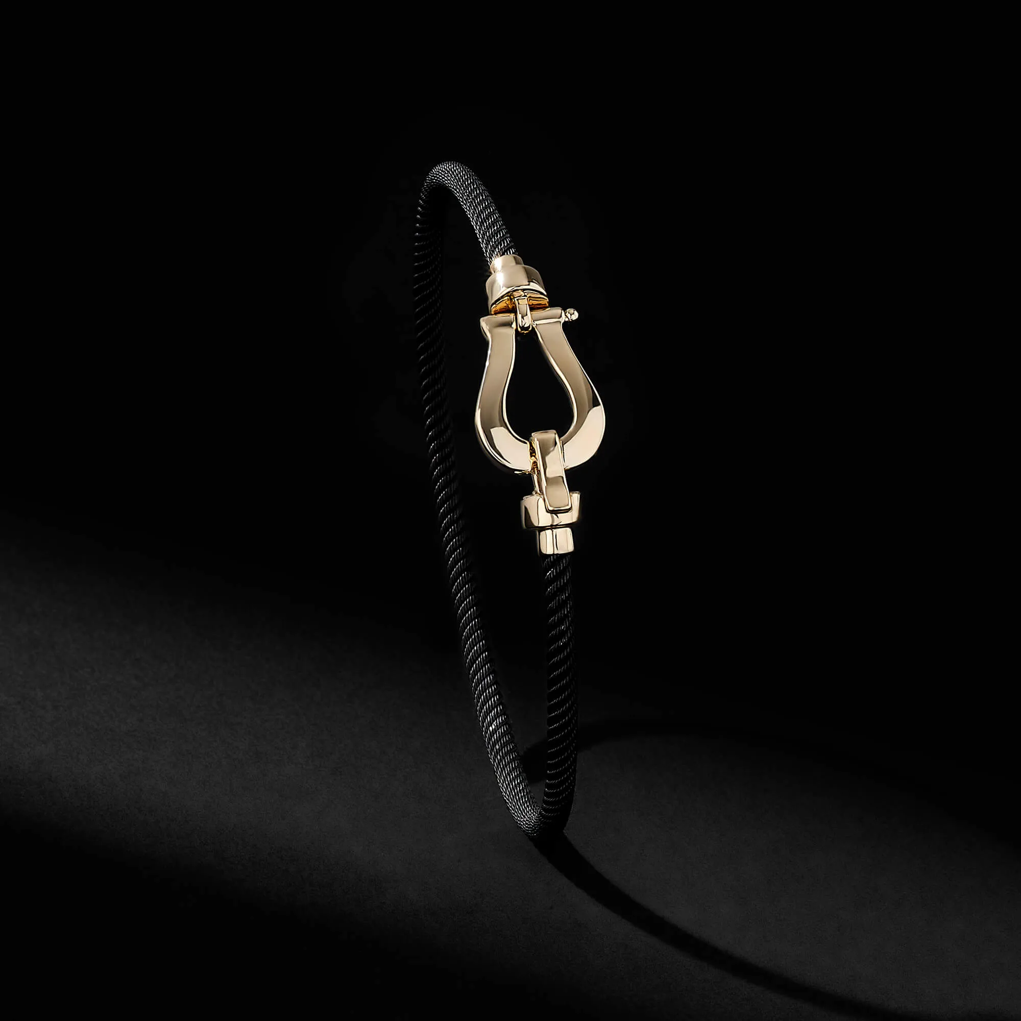 Minimalist Iconic Bangle in Gold