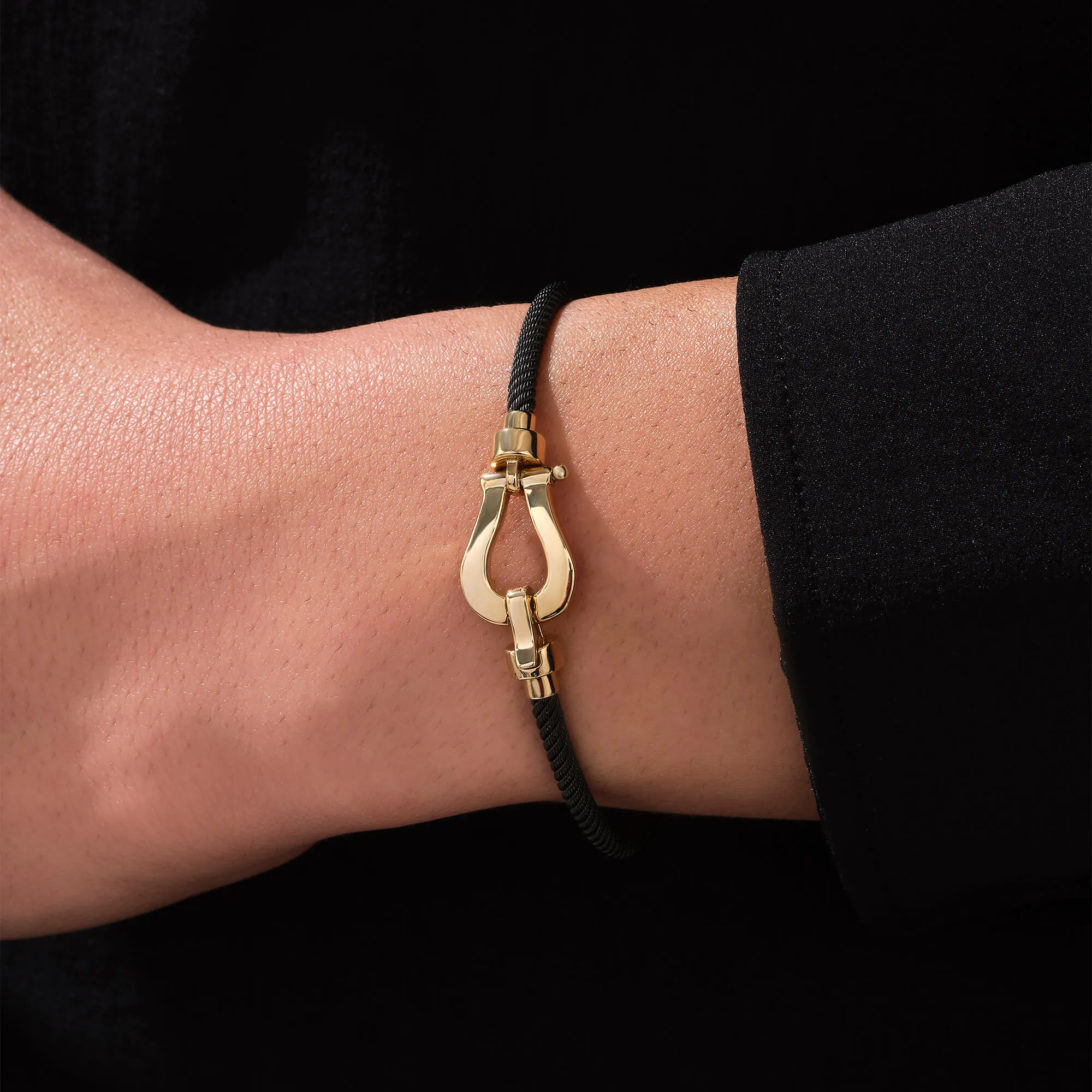 Minimalist Iconic Bangle in Gold