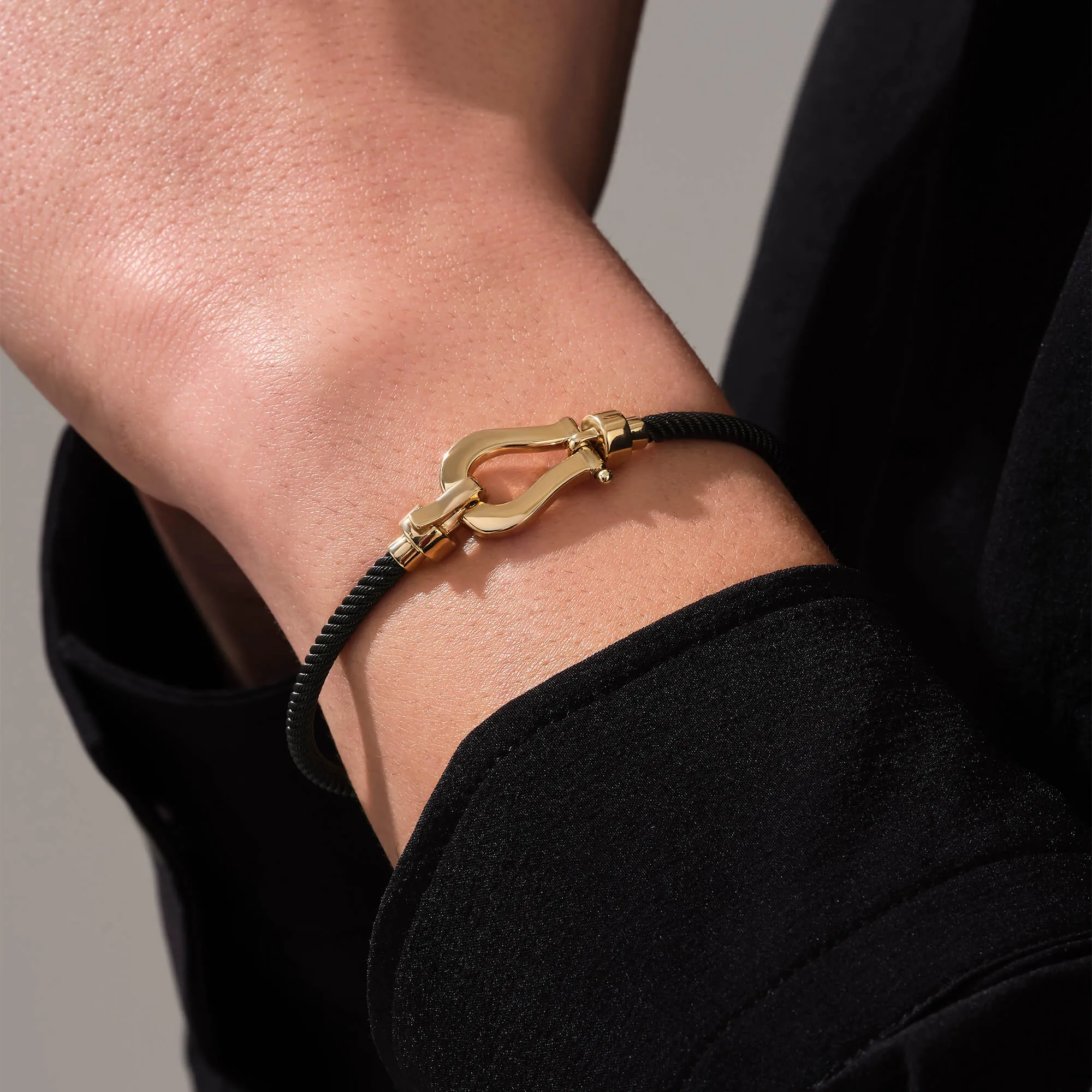 Minimalist Iconic Bangle in Gold